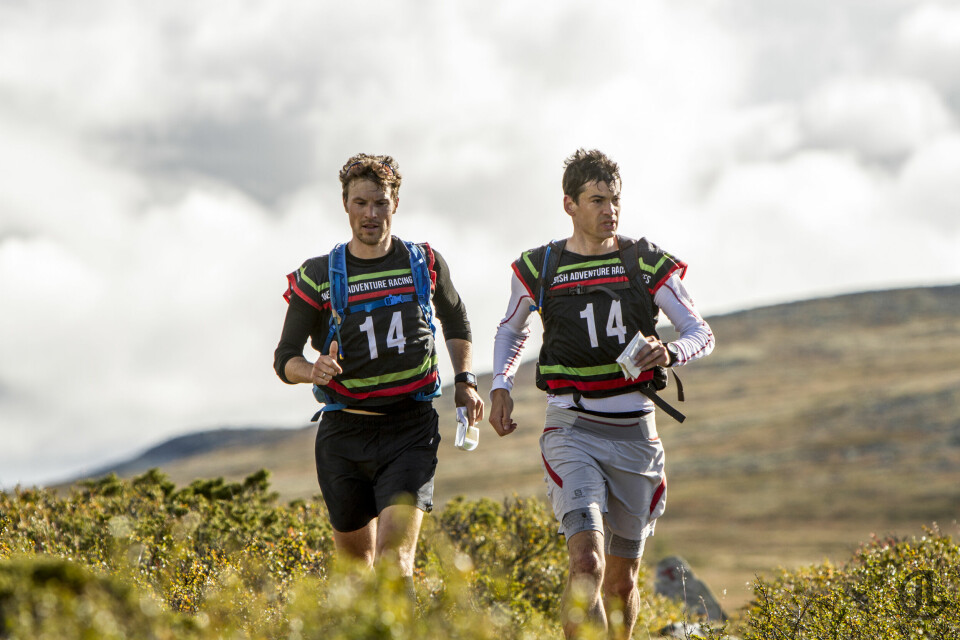 Vinnerteamet fra Merell Haglöfs Multimania på fjellet (foto: Johan Lidstrom, Nordic Adventure Race). Vinnerteamet fra Merell Haglöfs Multimania på fjellet (foto: Johan Lidstrom, Nordic Adventure Race).
