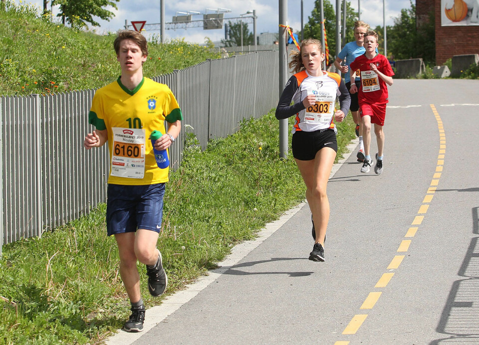 Heidi Weng og Emma Kirkeberg Mørk løp fort i Fornebuløpet Uskoleloep_Beste_jente_1280_A20G8007.jpg