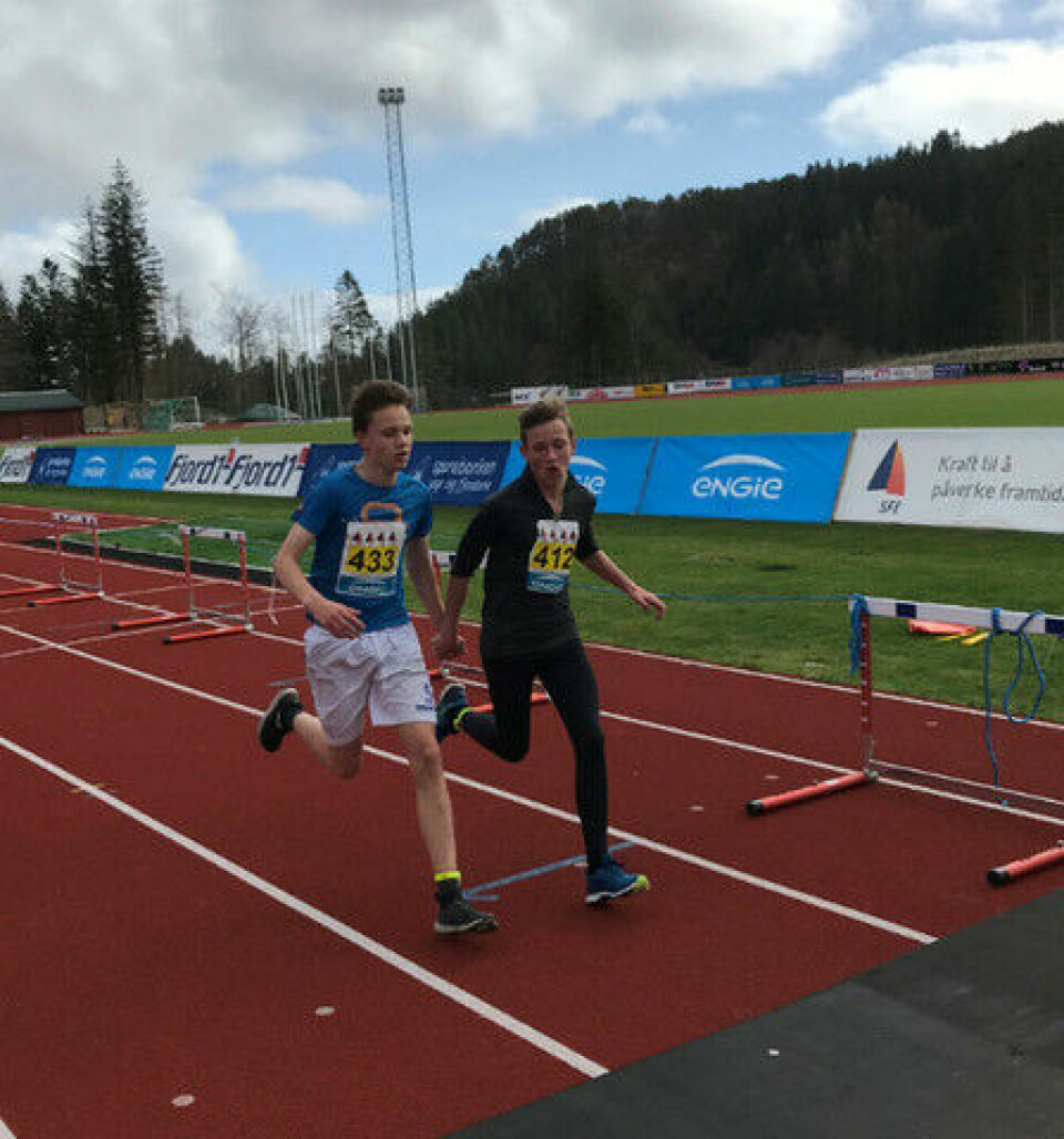 Hafsås og Jegteberg Lystad seiret i SFE Florø Maraton Rett Vest Løpere mot mål.jpg