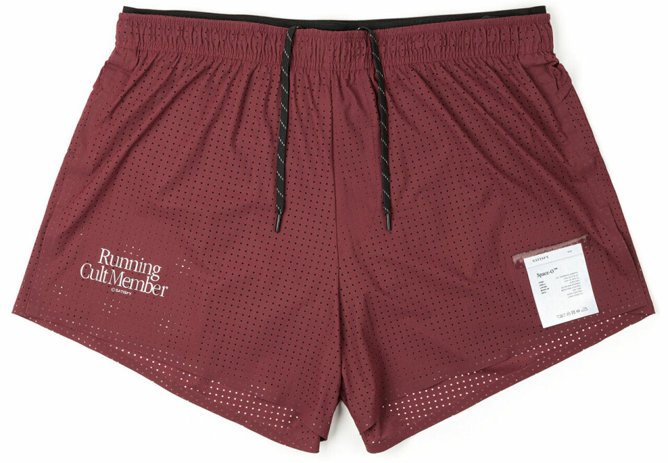 Runners high med løpetøy fra Satisfy SPACE_O_2.5_DISTANCE_SHORTS_EARTH_RED.jpg