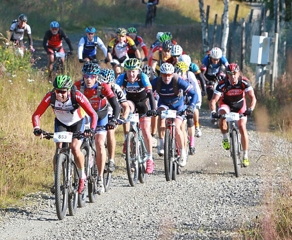 Første pulje: Klasse 45-49 år i full fart forbi Birkebeiner Skistadion ca. 5 km før mål. Det er Geir Nysveen som leder an i feltet. Lars Erik Koritov ligger som nr. 5. (Foto: Kjell Vigestad) Første pulje: Klasse 45-49 år i full fart forbi Birkebeiner Skistadion ca. 5 km før mål. Det er Geir Nysveen som leder an i feltet. Lars Erik Koritov ligger som nr. 5. (Foto: Kjell Vigestad)