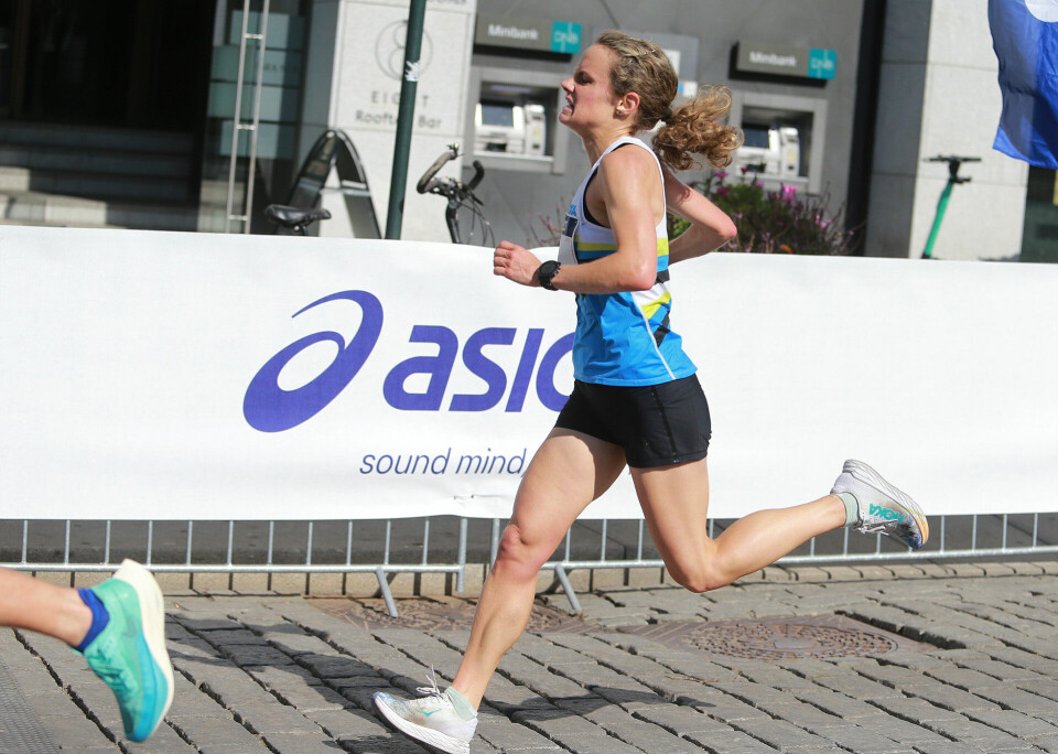 2314 løp den 40. utgaven av Sentrumsløpets 10 km lørdag 10km_mot_maal_Runa_Falch_nr2_foten_er_Roar_Tomters_AZ3T4083.jpg
