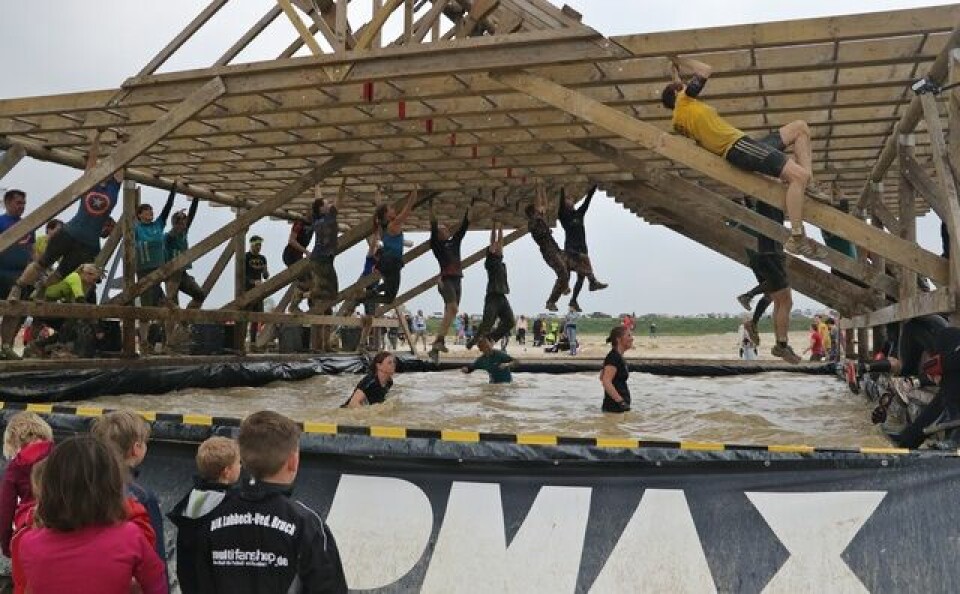 Kondismedarbeider deltok i hinderløpet Mud Masters i Tyskland 05_monkeibar.jpg