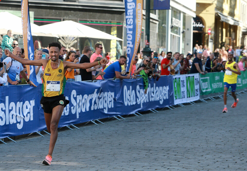 2314 løp den 40. utgaven av Sentrumsløpets 10 km lørdag 10km_de_to_beste_mot_maal_AZ3T3815.jpg