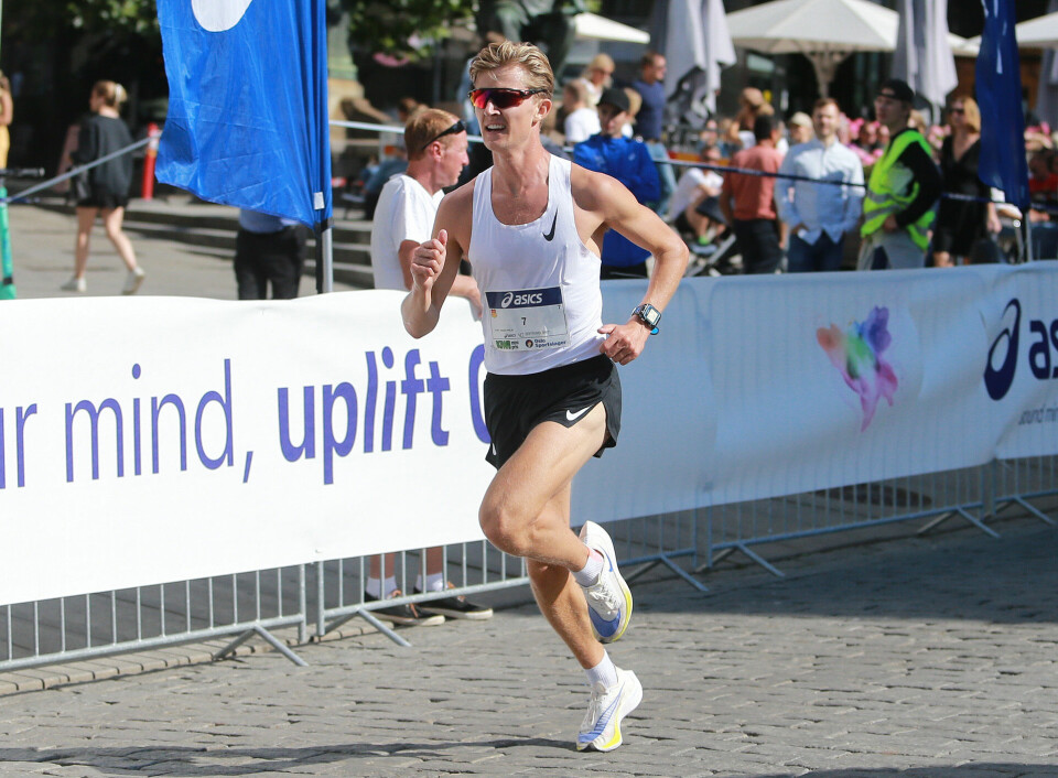 2314 løp den 40. utgaven av Sentrumsløpets 10 km lørdag 10km_maalgang_Theodor_Berre_Jacobsen_nr1_20-22_tot_nr8_Z3T3910.jpg