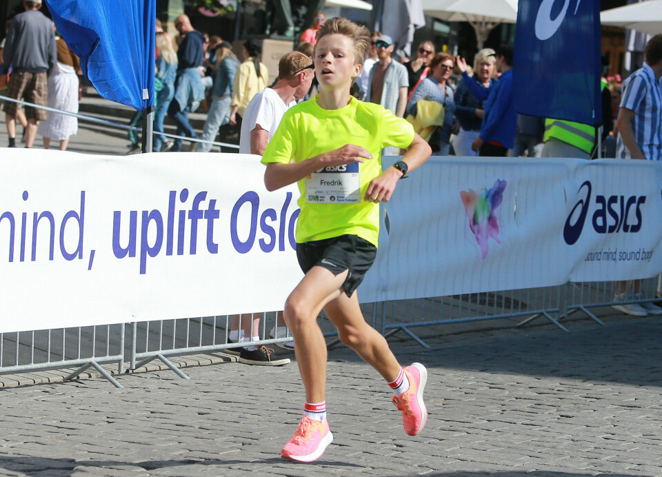 2314 løp den 40. utgaven av Sentrumsløpets 10 km lørdag 10km_mot_maal_Fredrik_H_Tronstad_vinner_14-15aar_AZ3T4090.jpg