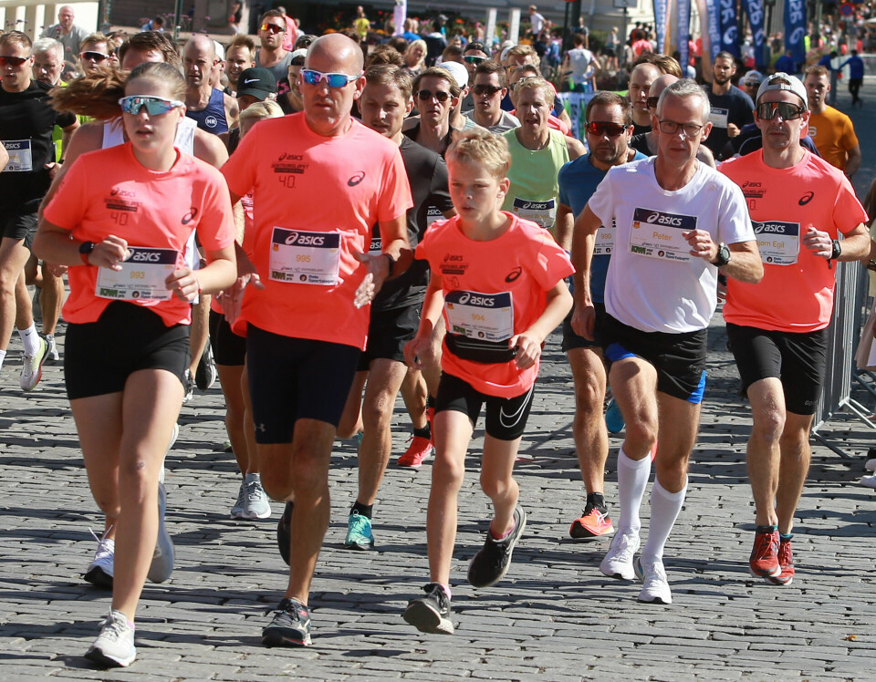2314 løp den 40. utgaven av Sentrumsløpets 10 km lørdag 10km_familie_Emilian_12-13_Antonia_14-15_Trond_Samseth_50-54_alle53min_AZ3T3762.jpg