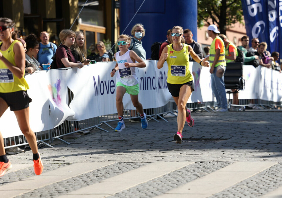 2314 løp den 40. utgaven av Sentrumsløpets 10 km lørdag sofie-kjos-delphine-poirot.jpg