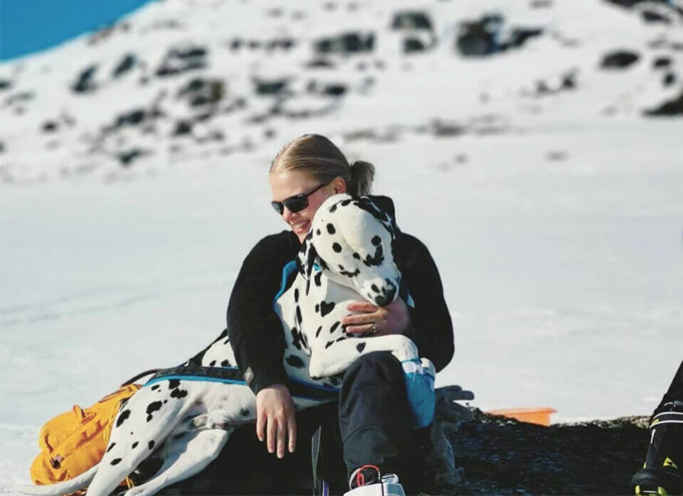 30 år gamle Gyda Oddekalv trives når hun får bevege seg ute i naturen. Her er hun på Finse med hunden Aro. (Foto: privat) 30 år gamle Gyda Oddekalv trives når hun får bevege seg ute i naturen. Her er hun på Finse med hunden Aro. (Foto: privat)