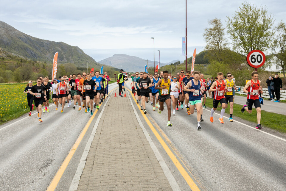 Rekordantallet 104 løpere stilte til start på 10 km. (Foto: Janne Helen Moen) Rekordantallet 104 løpere stilte til start på 10 km. (Foto: Janne Helen Moen)