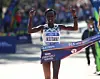 Mary Keitany bryter målsnøret som suveren vinner, og det var hennes fjerde seier på fem år. (Foto: NYCM)