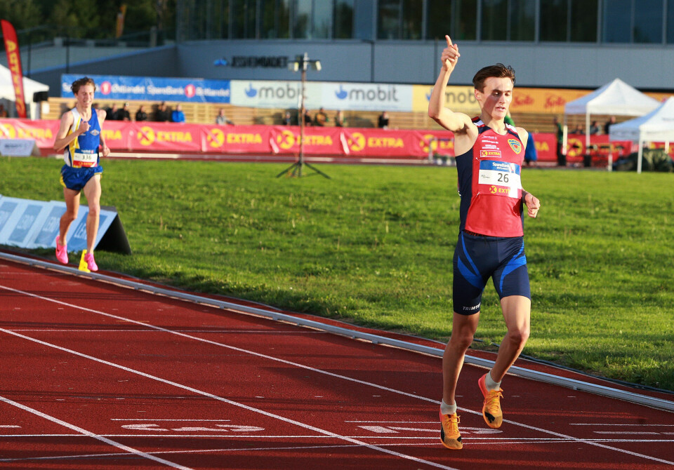 Magnus Tuv Myhre kunne vise seiergesten på de siste meterne av 5000 meteren som avsluttet en innholdsrik NM-dag på Jessheim Stadion. (Foto: Kjell Vigestad) Magnus Tuv Myhre kunne vise seiergesten på de siste meterne av 5000 meteren som avsluttet en innholdsrik NM-dag på Jessheim Stadion. (Foto: Kjell Vigestad)
