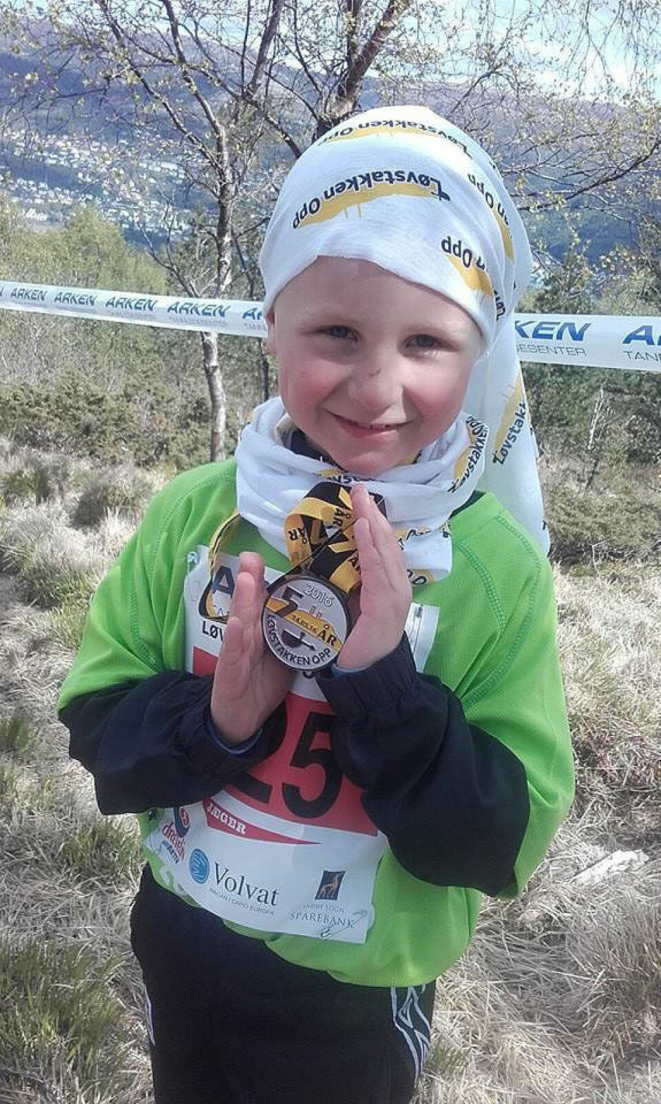 Løvstakken Opp jubilerte med strålende vær og deltakerrekord Gjevt_med_medalje_5aar.jpg