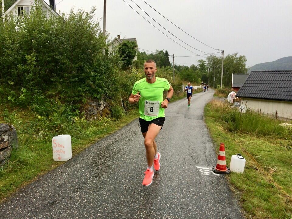 Olger Pedersen var suveren på 10 km i Ålesund Joachim_Olsvik_halveis