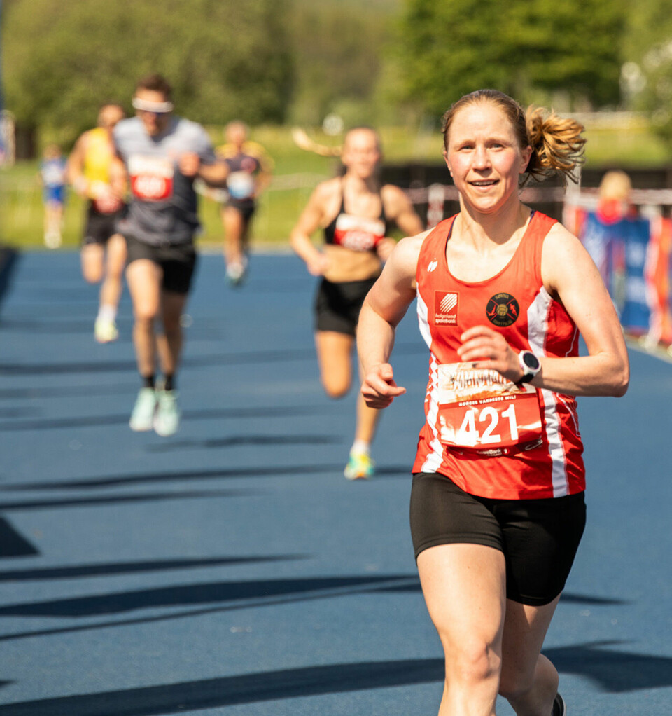 352 fullførte Sømnamile 10km-kvinner-vinner-maalgang.jpg