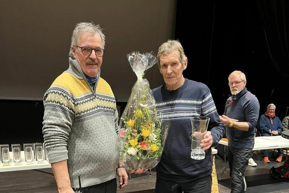 Paul Misterosen fra Rendalen mottar hedersbevisningen fra rennleder Jan Nordengen etter sin 60. deltakelse på rad i Moraløpet. (Foto fra Moraløpets facebookside) Paul Misterosen fra Rendalen mottar hedersbevisningen fra rennleder Jan Nordengen etter sin 60. deltakelse på rad i Moraløpet. (Foto fra Moraløpets facebookside)