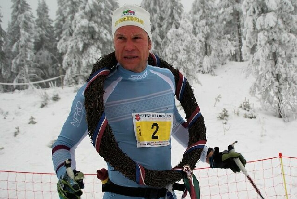 Vinner Håvard Hansen med seierskransen etter målgangen på Gåsbu lørdag. (Foto: Stein Arne Negård) Vinner Håvard Hansen med seierskransen etter målgangen på Gåsbu lørdag. (Foto: Stein Arne Negård)