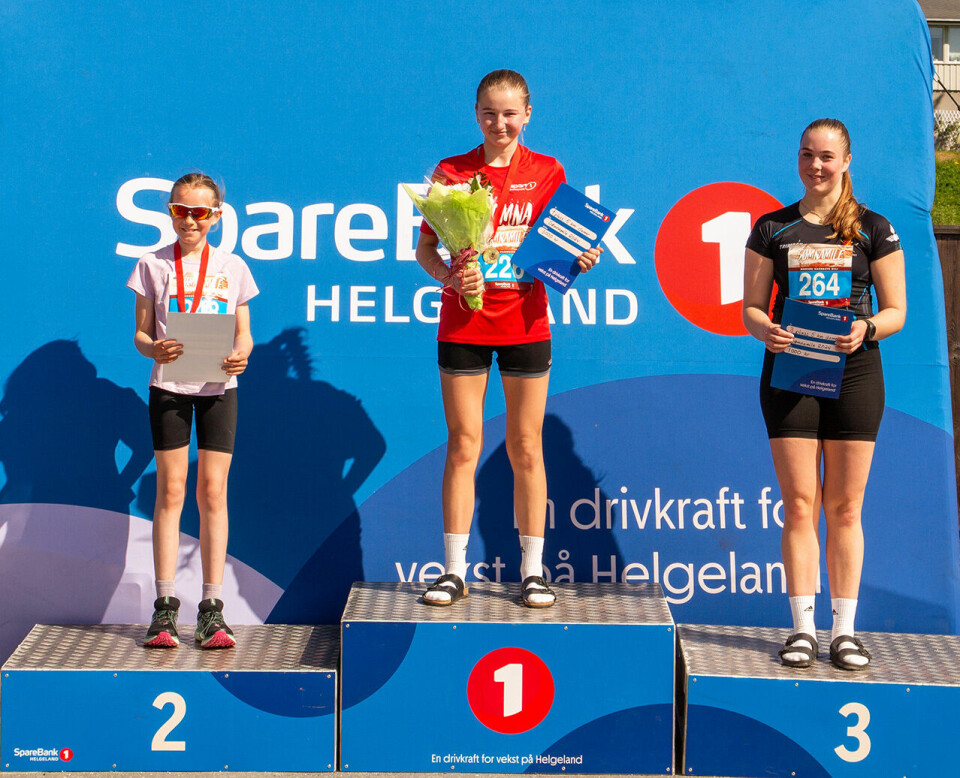 352 fullførte Sømnamile 5km-kvinner-premiepall.jpg