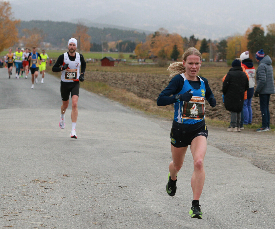 Narve Gilje Nordås og Hanne Mjøen Maridal til topps i Hytteplanmila Etter_2-5km_Hanne_Maridal_ensom_i_tet_AZ3T8595.jpg