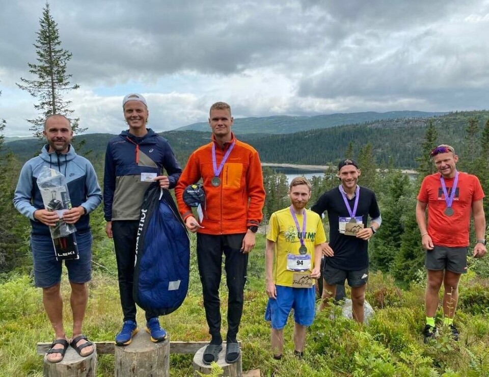 De seks beste herrene på 57-kilometeren, med Simen Hjalmar Wästlund på den høyeste stubben. (Foto: Petter Vabog) De seks beste herrene på 57-kilometeren, med Simen Hjalmar Wästlund på den høyeste stubben. (Foto: Petter Vabog)