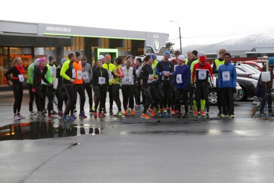 Ålesund vinterkarusell samlet 36 løpere i førjulsmørket Foer_start