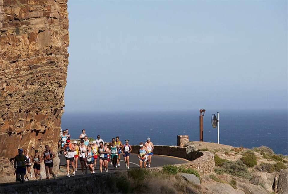 Den 56 km lange ultraløypa i Two Oceans har både bakker og nydelig havutsikt. Bildet er fra et år med mer sol og blå himmel enn hva tilfellet var under årets løp. (Foto: arrangøren) Den 56 km lange ultraløypa i Two Oceans har både bakker og nydelig havutsikt. Bildet er fra et år med mer sol og blå himmel enn hva tilfellet var under årets løp. (Foto: arrangøren)