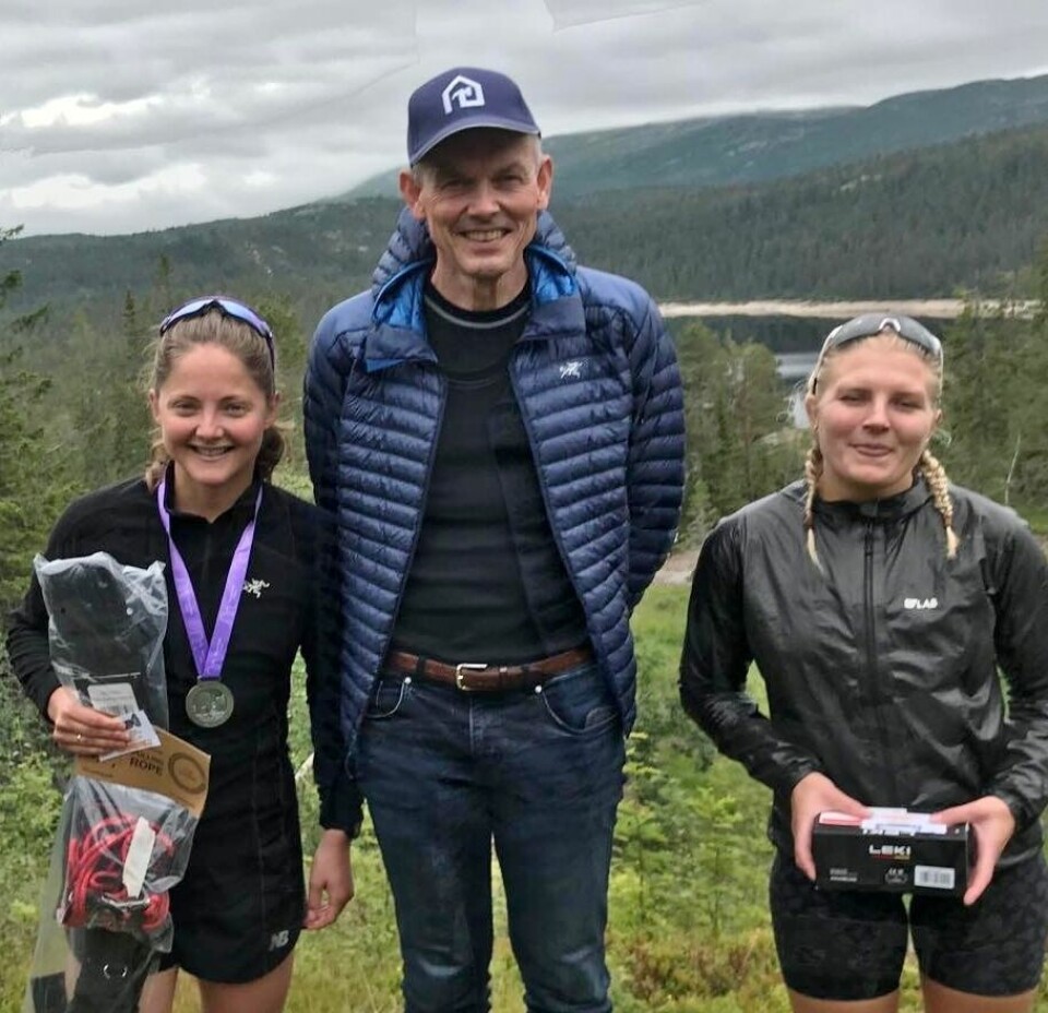 Suveren seier og løyperekord til Simen Wästlund i Blefjells Beste Einar_med_2og3_i_kvinner_21km_foto_Petter_Vabog.jpg