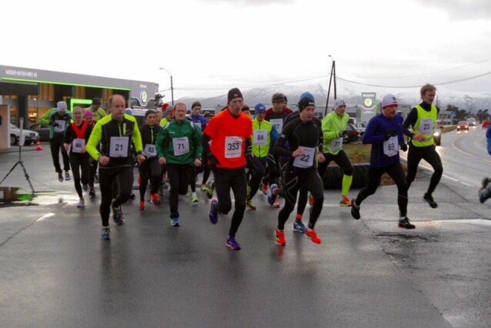 Ålesund vinterkarusell samlet 36 løpere i førjulsmørket Start
