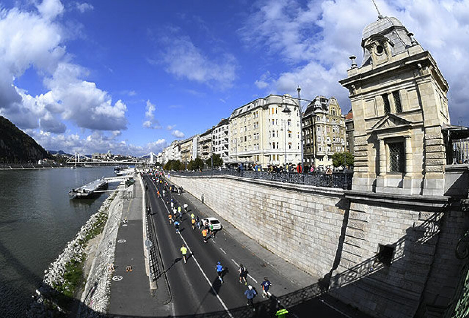 Budapest er kjent for sin arkitektur. Mye av den fikk deltakerne i Budapest Marathon sett på sin ferd gjennom byens gater. (Foto: Bjørn Johannessen) Budapest er kjent for sin arkitektur. Mye av den fikk deltakerne i Budapest Marathon sett på sin ferd gjennom byens gater. (Foto: Bjørn Johannessen)