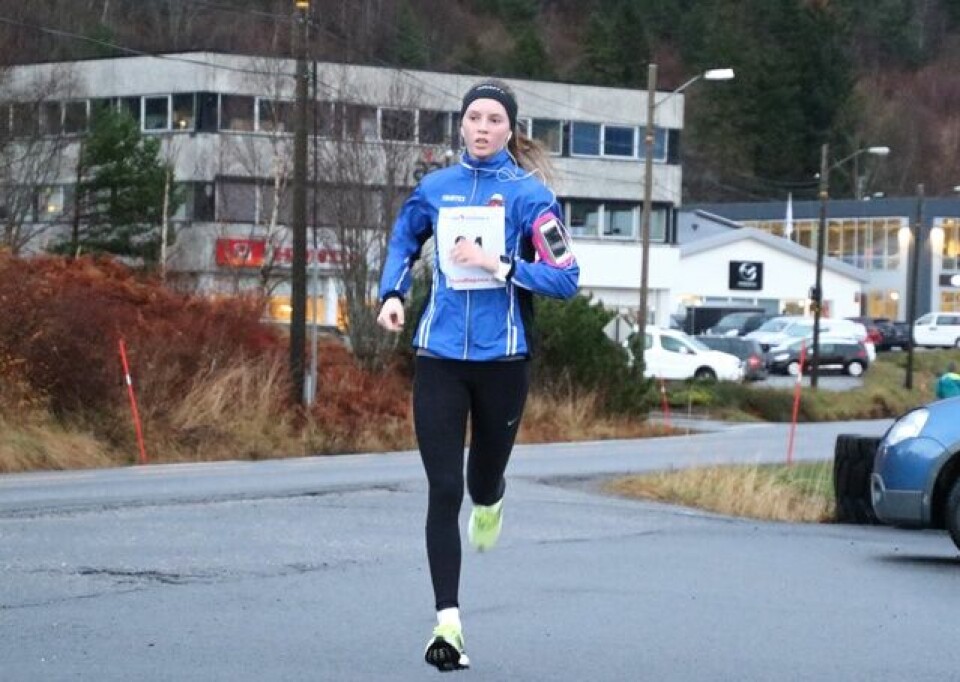 Ålesund vinterkarusell samlet 36 løpere i førjulsmørket Foto_Martin_03_andreplass_dame5km.jpg