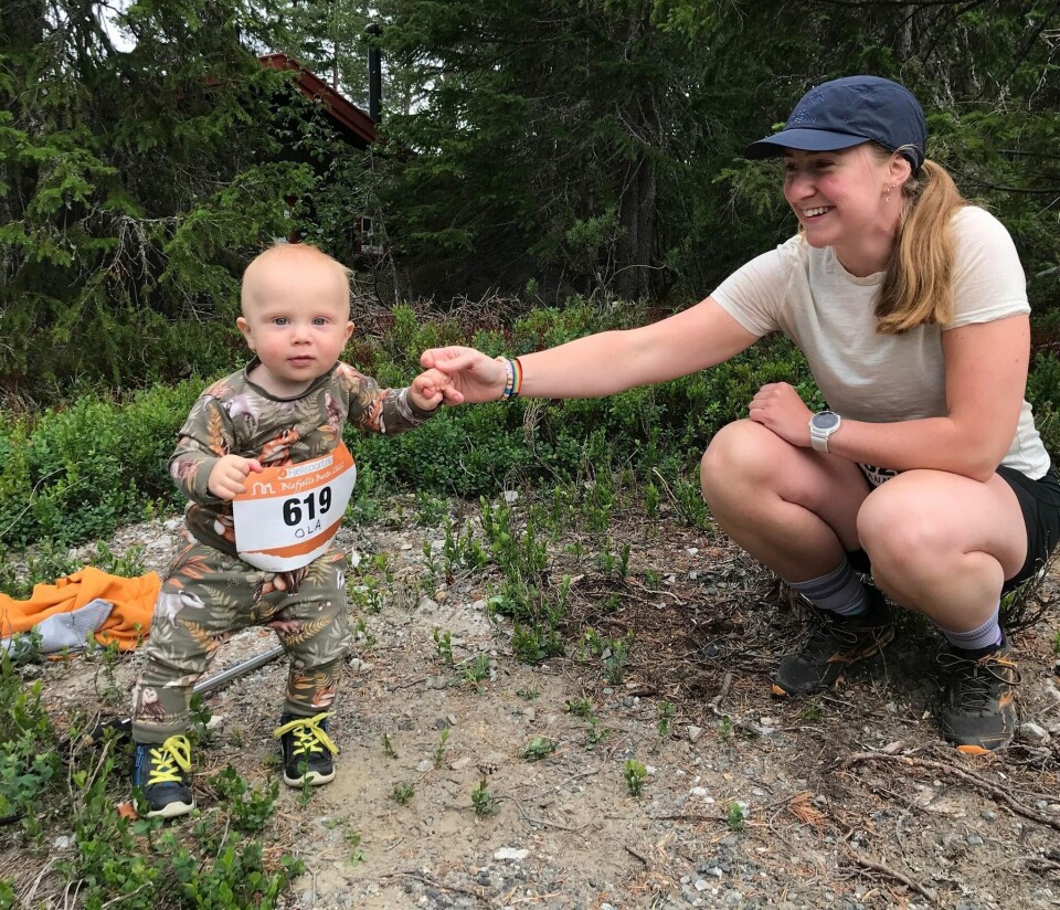 Suveren seier og løyperekord til Simen Wästlund i Blefjells Beste Yngste_deltager_Ola_Oppegård_1_og_mamma_Hannah_starter_på_6 km_foto_Petter_Vabog.jpg