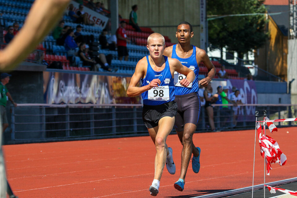 Philip Massacand (t.v) og Jon Sætre har fått dradd seg fra de andre. Sætre fikk fulgt løpsplanen sin og hentet til slutt NM-gullet på 5000 meter. (Alle foto: Arne Dag Myking) Philip Massacand og Jon Sætre har fått dradd seg fra de andre. Sætre fikk fulgt løpsplanen sin og hentet til slutt NM-gullet på 5000 meter. (Alle foto: Arne Dag Myking)
