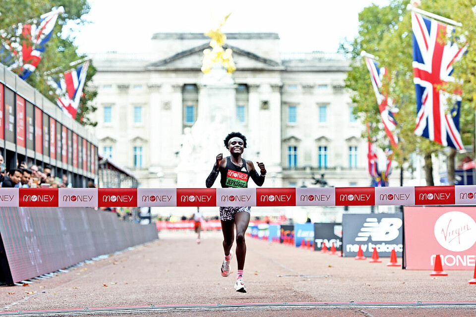 Joyciline Jepkosgei fra Kenya løper i mål foran Buckingham Palace som vinner av kvinnenes London Marathon. (Foto: Mark Shearman) Joyciline Jepkosgei fra Kenya løper i mål foran Buckingham Palace som vinner av kvinnenes London Marathon. (Foto: Mark Shearman)