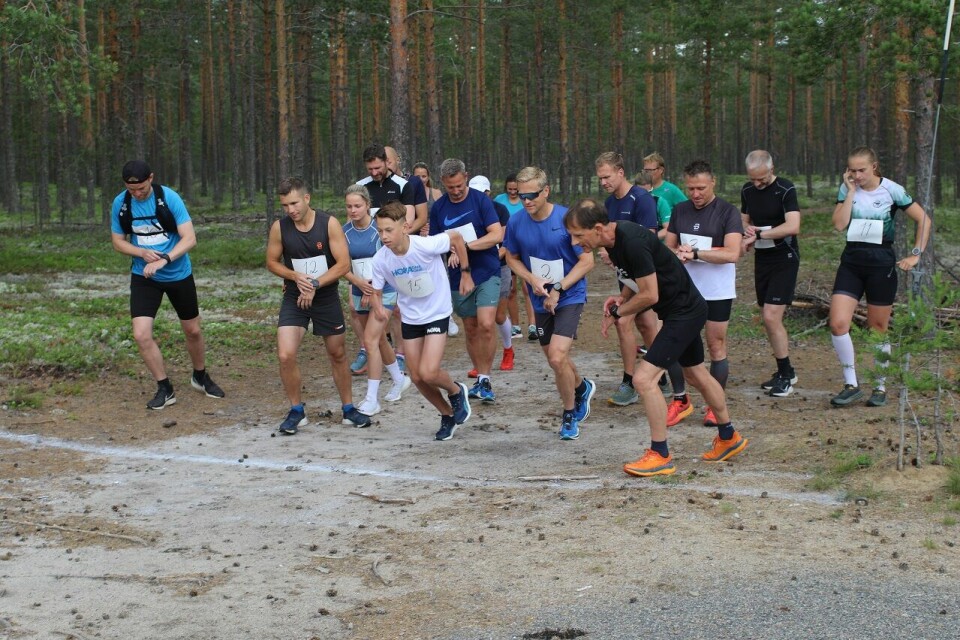 18 løpere legger av gårde på fellesstarten på kvart- og halvmaraton. (Foto: Eivind Skille) 18 løpere legger av gårde på fellesstarten på kvart- og halvmaraton. (Foto: Eivind Skille)