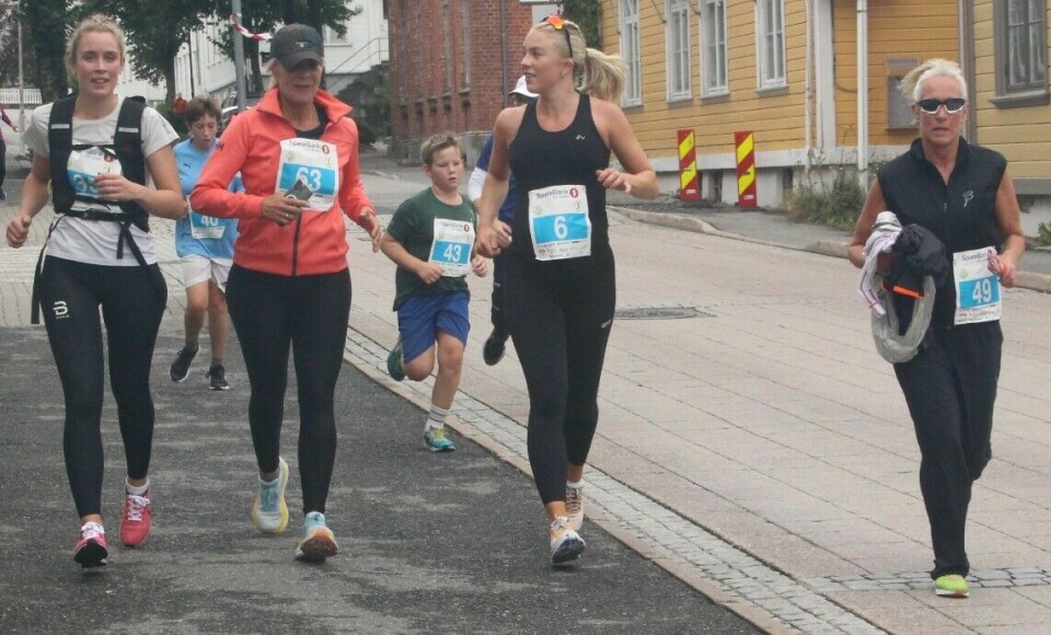 307 løpere fullførte Grimstad maratons tre distanser IMG_4649samletFlokStorgata.jpg