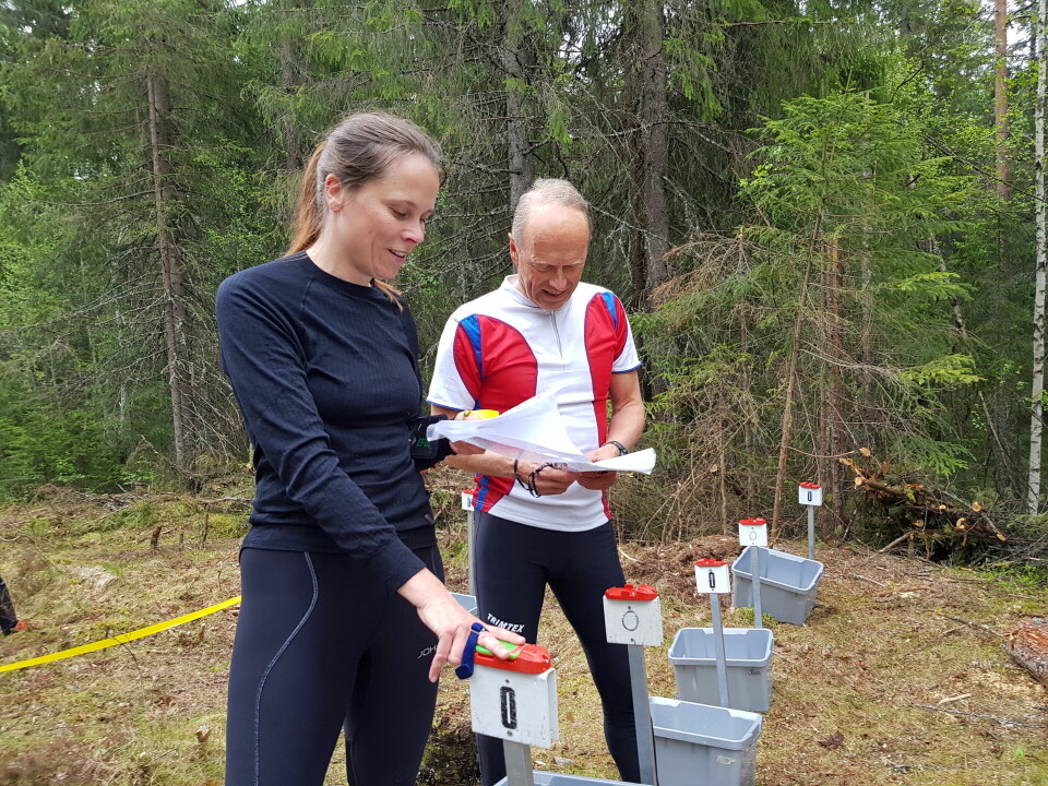 Bedrift o-løp i furuterreng og villmark i Elverum Mari Norstad Opsahl og Trond Fjæstad klare til start.jpg