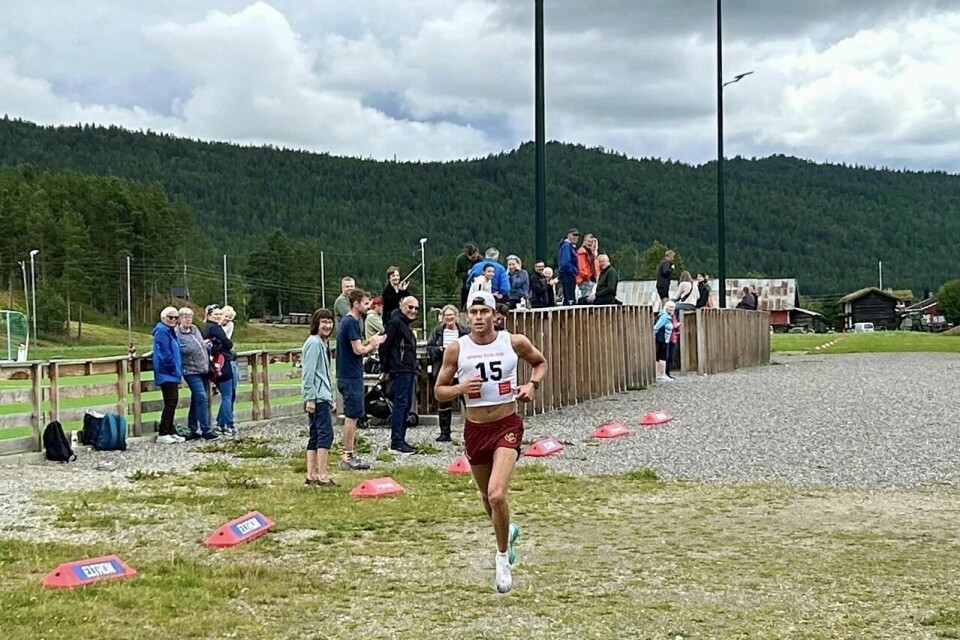 Kristian Lied Olsen i mål på Sætersgård stadion som vinner på 33:50 på 10 km. (Foto fra Egeberg-arrangementenes facebookside) Kristian Lied Olsen i mål på Sætersgård stadion som vinner på 33:50 på 10 km. (Foto fra Egeberg-arrangementenes facebokkside)