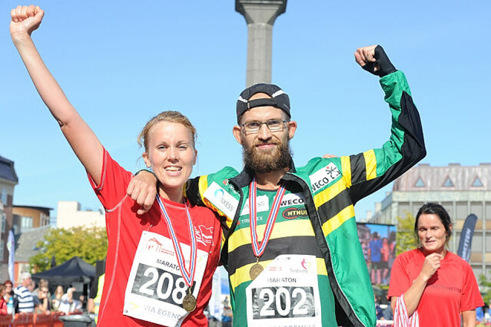 Strålende Trondheim Maraton med god deltakelse Maratonvinnerne_ Maria_Venås_o_Christian_Grønvold_FJH_2693