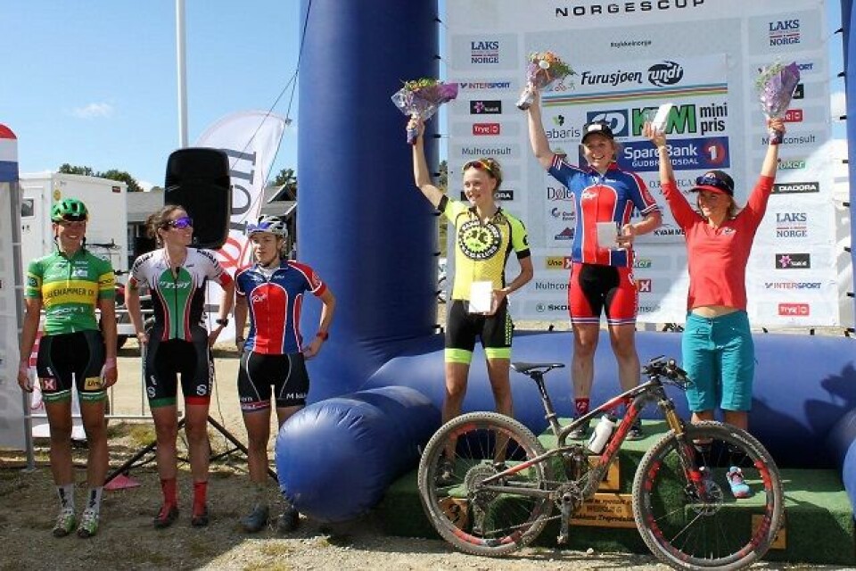 Furusjøen Rundt-rittet ble et virkelig eventyr i Rondane Kvinner_elite_podium.jpg