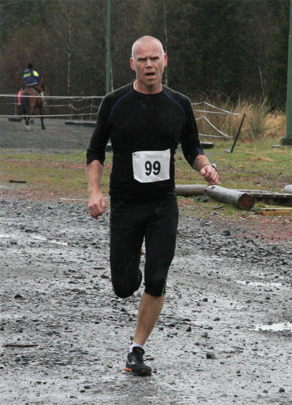 Lett regn over Hordnesskogen Rundt.