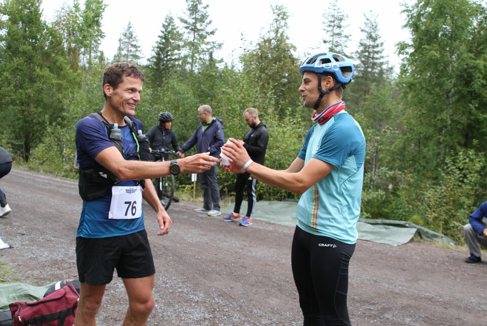 Favorittene, Mari Fenre og Didrik Hermansen, vant NM terrengultra IMG_0742 Hallvard får support av Tobias Fenre.JPG