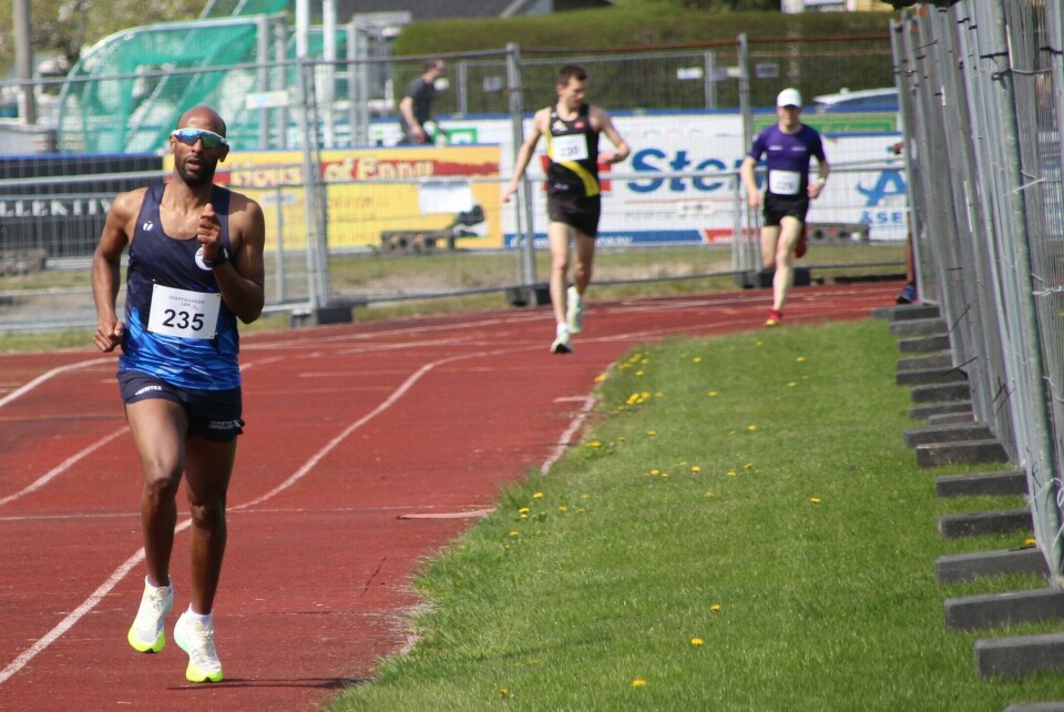 Aron Haile Tesfamichael lagde sig i spidsen fra start på 5.000 m og blev der. Tre løbere mellem høje hegn efter Fevik messa