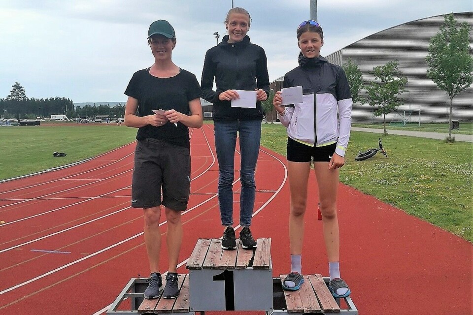 Lene Nylund (2), Synnøve Volden (1) og Hedda Faraasen Alme (3) på pallen ved Terningen Arena etter fire uker med intense konkurranser i terrenget. (Foto: Rolf Bakken) Lene Nylund (2), Synnøve Volden (1) og Hedda Faraasen Alme (3) på pallen ved Terningen Arena etter fire uker med intense konkurranser i terrenget. (Foto: Rolf Bakken)