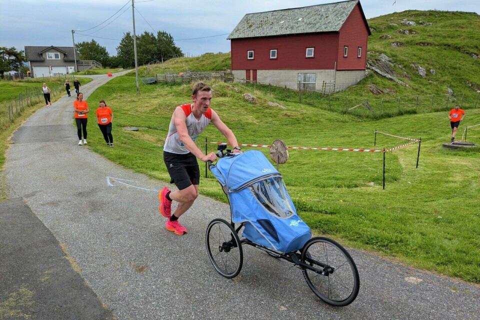 God stemning under Møkster Maraton Mats Kristian Mollandsøy Sørensen forsøkte å sette Guinness rekordforsøk med barnevogn på halvmaratondistansen under Møkster Maraton 2024