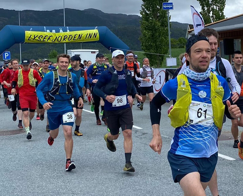 Starten har gått og 84 løpere starter på ferden innover i Lysefjorden. (Foto: Arrangøren) Starten har gått og 84 løpere starter på ferden innover i Lysefjorden. (Foto: Arrangøren)