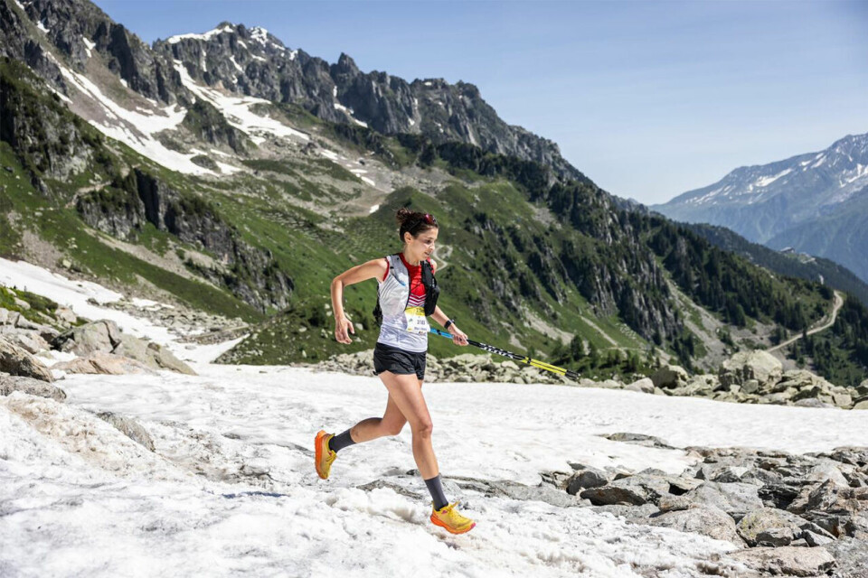 Cross-løypa har målgang på over 2000 meters høyde der det ennå ligger en god del snø. Mas Ribera Berta fra Andorra nærmer seg mål. (Foto: David-Gonthier, Mont Blanc Marathon) Cross-løypa har målgang på over 2000 meters høyde der det ennå ligger en god del snø. Mas Ribera Berta fra Andorra nærmer seg mål. (Foto: David-Gonthier, Mont Blanc Marathon)