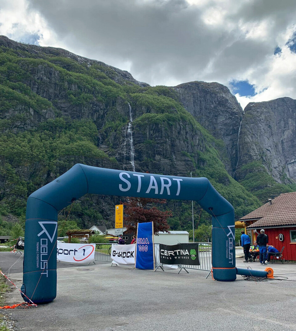 Halvard Solheim og Linnéa Valhovd Hove raskest inn Lysefjorden start.jpg
