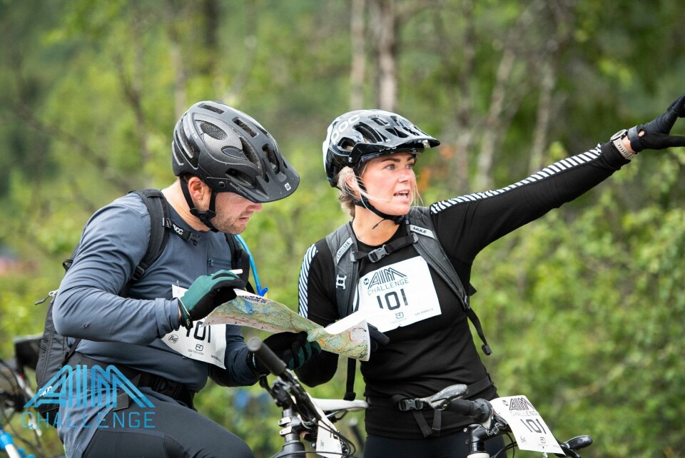 Veivalg og taktikk er sentralt i en multisportkonkurranse som AIM Challenge. Her ser vi mix-paret Helene Holmvik og Fredrik Sætren diskutere veien videre. (Foto: AIM Challenge) Veivalg og taktikk er sentralt i en multisportkonkurranse som AIM Challenge. Her ser vi mix-paret Helene Holmvik og Fredrik Sætren diskutere veien videre. (Foto: AIM Challenge)