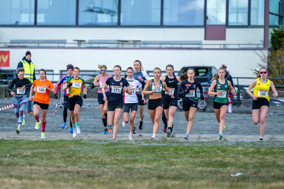 Starten går med juniorkvinner og veterankvinner side om side. (Foto: Samuel Hafsahl) Starten går med juniorkvinner og veterankvinner side om side. (Foto: Samuel Hafsahl)