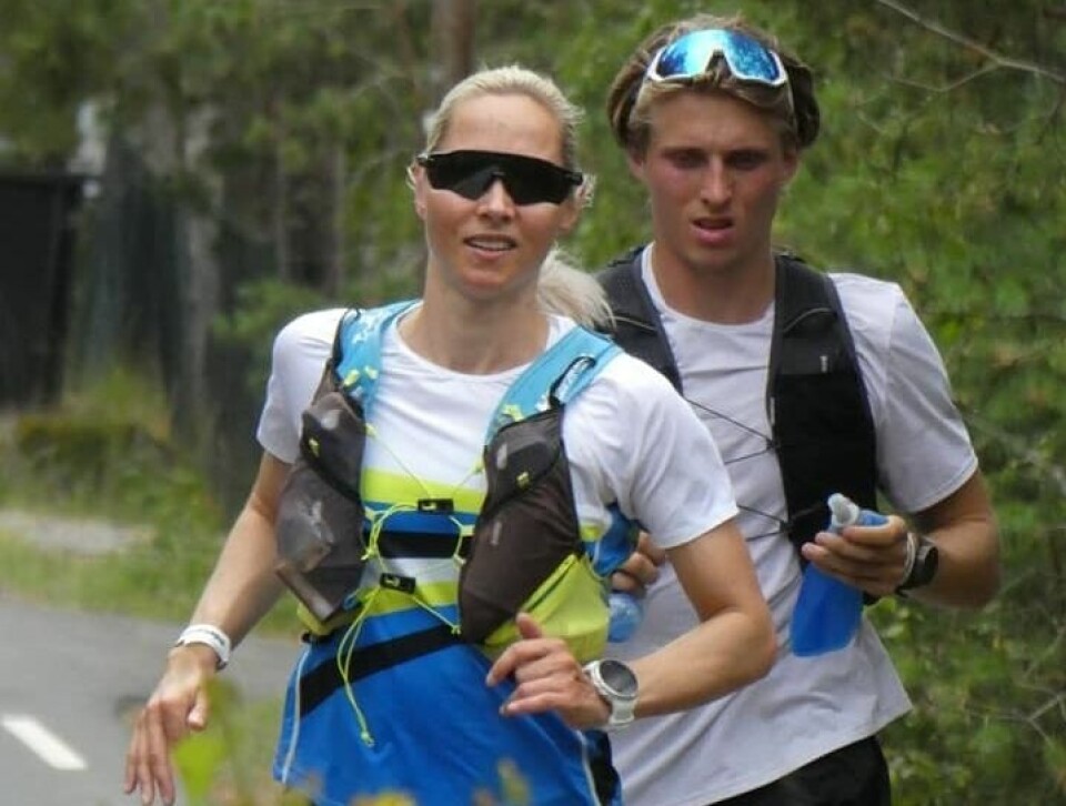 Mari Mauland passerer Ingierstrand ca 60 kilometer ut i løpet sammen med ultraløpsdebutant David Janciulis. (Foto: Lasse Knutsen) Mari Mauland passerer Ingierstrand ca 60 kilometer ut i løpet sammen med ultraløpsdebutant David Janciulis. (Foto: Lasse Knutsen)